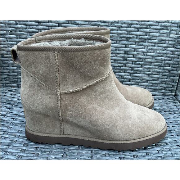 UGG Women's Classic Femme Mini Wedge Booties Size 41/US 11 in Tan Suede - Picture 3 of 7